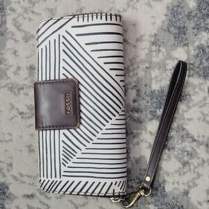 Fossil Brown and White Patterned Wristlet